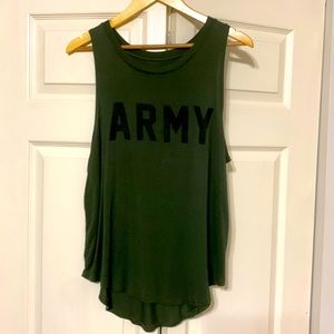 1x no sleeve T-shirt.